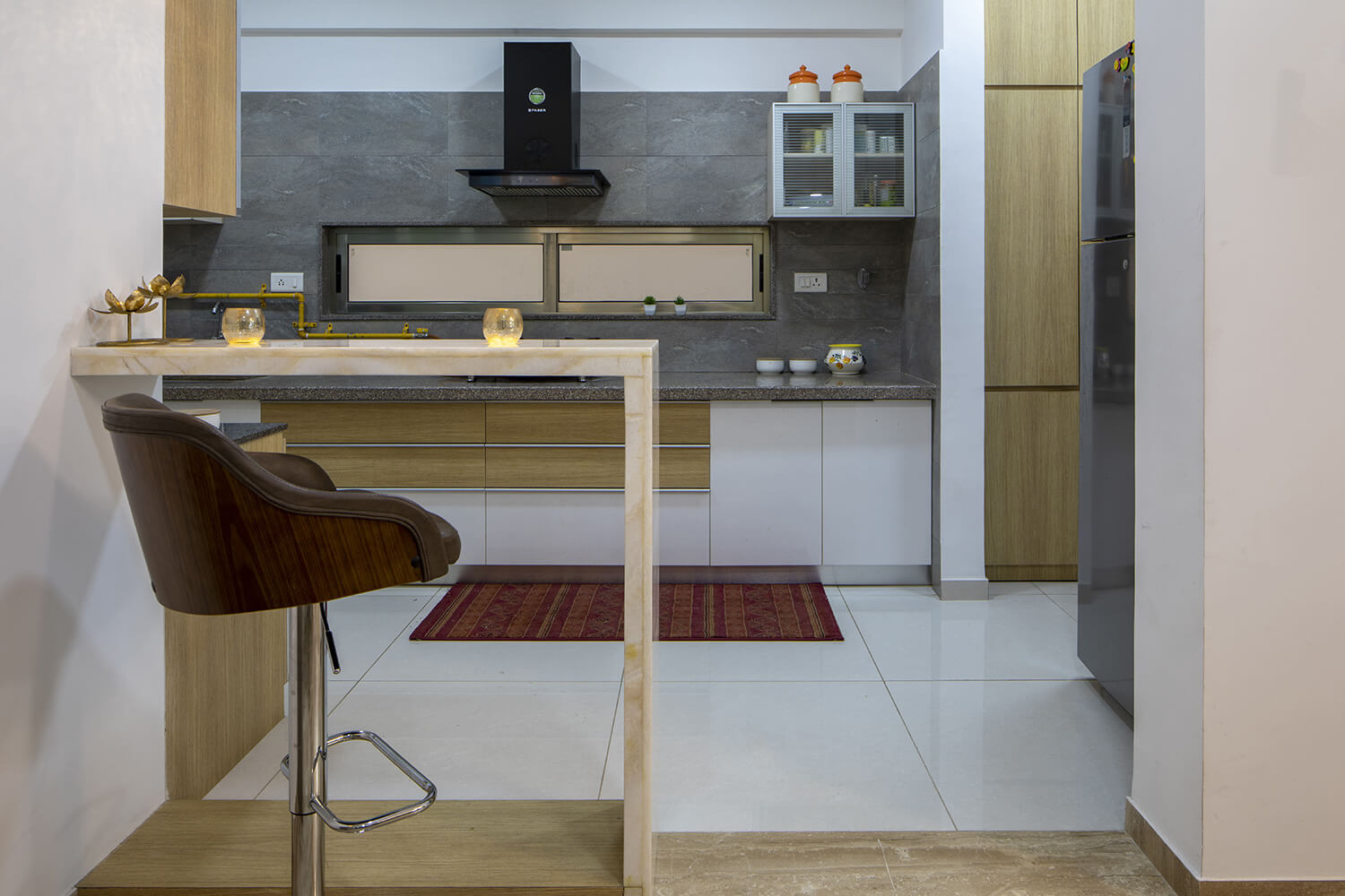 Modern Kitchen with Breakfast Table